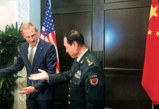 　5月31日，中国国务委员兼国防部长魏凤和与美国代理国防部长沙纳汉举行双边会谈。图/视觉中国