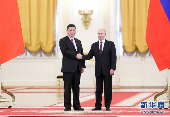 　　6月5日，国家主席习近平在莫斯科克里姆林宫同俄罗斯总统普京会谈。这是会谈前，两国元首紧紧握手，合影留念。 新华社记者 丁海涛 摄