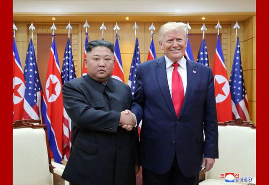 金正恩与特朗普握手 图源：朝中社