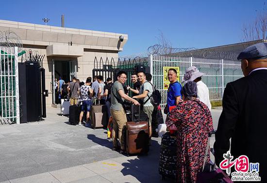 2019年6月28日，在霍尔果斯口岸，客商排队等待过境回国。中国网记者 董小迪 摄