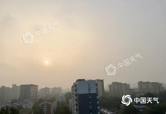 今晨，北京阳光初露。（图/王晓）