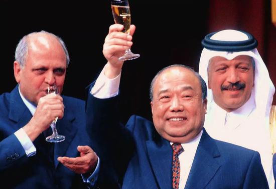2001年11月10日，在卡塔尔多哈举行的世界贸易组织（WTO）第四届部长级会议通过了中国加入世贸组织法律文件，中国正式成为世贸组织新成员。中国外经贸部部长石广生在中国加入WTO议定书签字后同各国代表一起举杯庆祝。图/中新