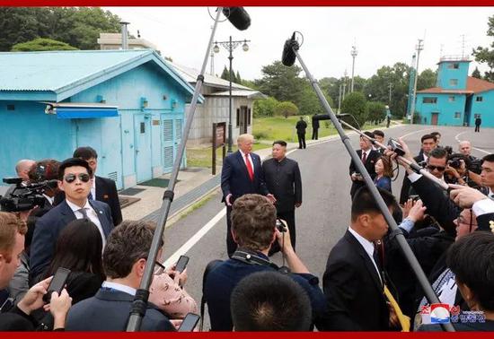 6月30日下午,金正恩同特朗普在板门店举行会晤。