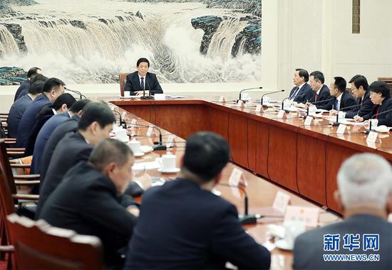 法律新闻:栗战书:认真履行宪法法律赋予的职责 2月27日,中央政治局常委、全国人大常委会委员长栗战书在北京同列席十三届全国人大常委会第九次会议的全国人大代表座谈。 新华社记者刘卫兵摄