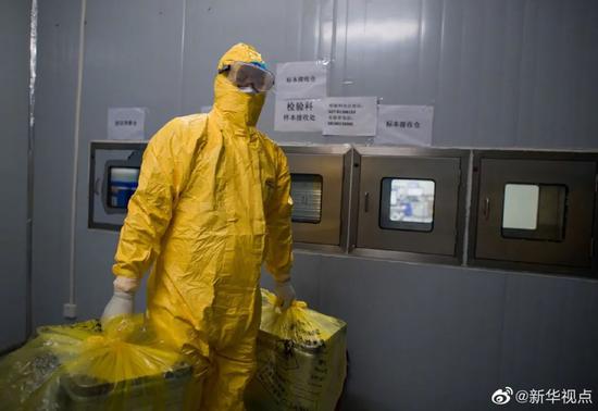 ▲劉森波在武漢雷神山醫(yī)院檢驗(yàn)科收取病毒樣本