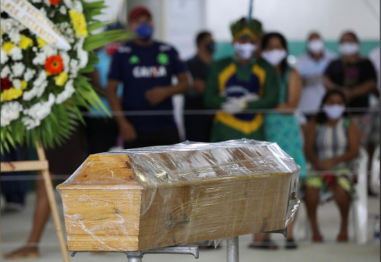 当地政府对棺材进行了防疫处理(afp)