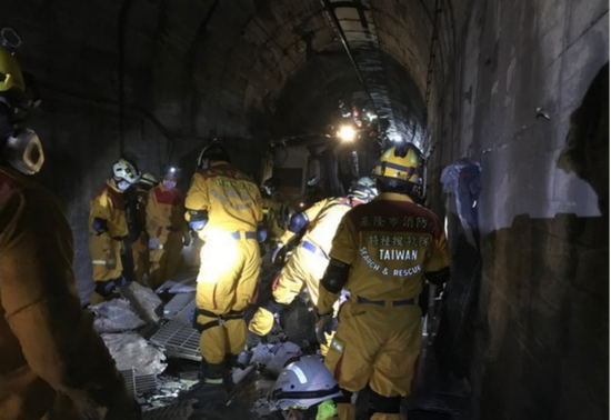 消防人员在隧道内搜救