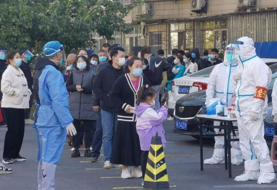 北京丰台一小区现阳性病例实施封闭管理 附近居民开始核酸采样
