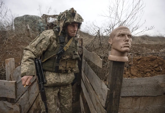 当地时间2022年1月9日，乌克兰顿涅茨克，乌克兰士兵在战壕里行走。图片来源：视觉中国-VCG111365045097