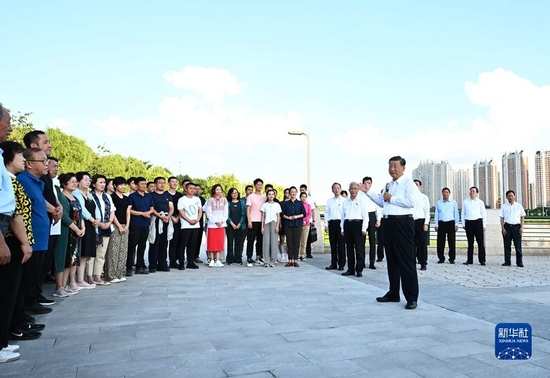  8月16日至17日，中共中央总书记、国家主席、中央军委主席习近平在辽宁考察。这是16日下午，习近平在锦州市东湖森林公园察看小凌河沿岸生态环境时，同正在休闲、进行文化活动的群众亲切交流。 新华社记者 燕雁 摄