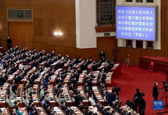 十三届全国人大三次会议表决《全国人民代表大会关于建立健全香港特别行政区维护国家安全的法律制度和执行机制的决定（草案）》（2020年5月28日摄）。新华社记者 丁海涛 摄