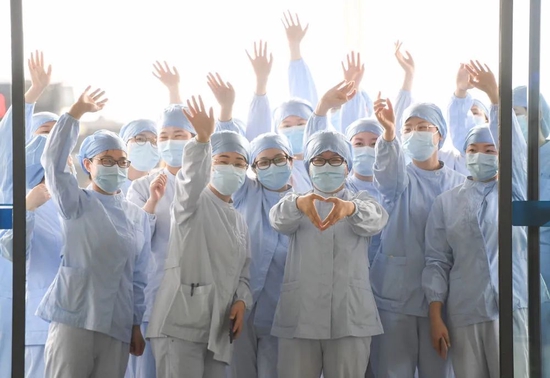  在武汉天河机场，湖北省武汉市第一医院医护人员为广东第14批援鄂医疗队送行（2020年3月23日摄）。新华社记者 陈晔华 摄