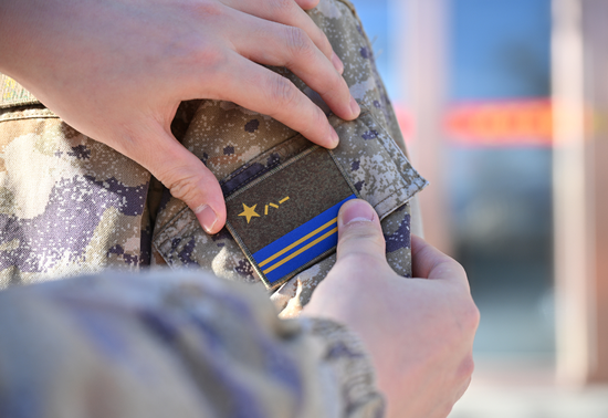 今起，我军四大战略兵种军旗臂章正式启用