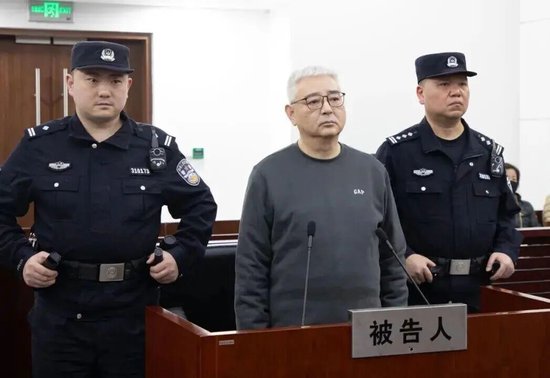 挪用公款借贷给他人，至案发超7亿元未归还，上海电气原董事长郑建华一审被判死缓