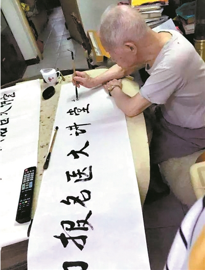 邓铁涛在百岁生日前为广州日报名医大讲堂题字。广报全媒体记者翁淑贤 摄