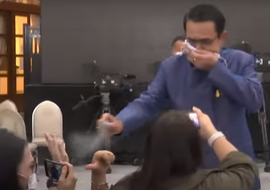 泰国总理回应朝记者喷酒精：只是开玩笑