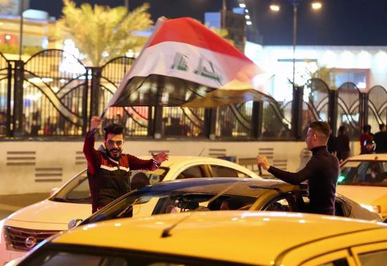 12月10日，在伊拉克首都巴格达，民众庆祝打击“伊斯兰国”胜利一周年。（新华社发 哈利勒·达乌德摄）