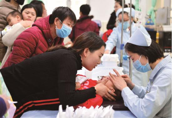 2019 年 1 月 9 日，寒冬时节，许多医院的呼吸道疾病患者猛增。摄影/本刊记者 翟羽佳