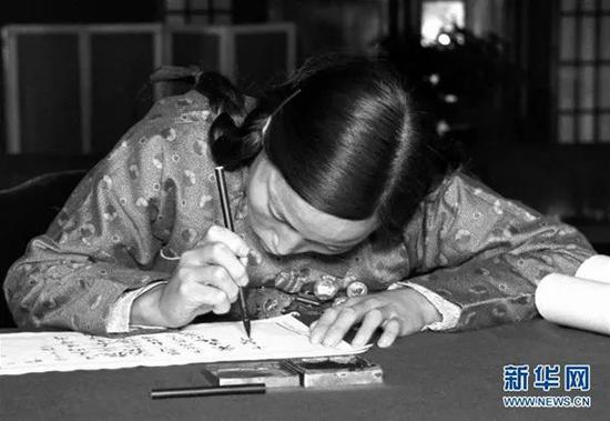 出席第一届全国人民代表大会第一次会议的人大代表申纪兰在报到（1954年9月摄）。 