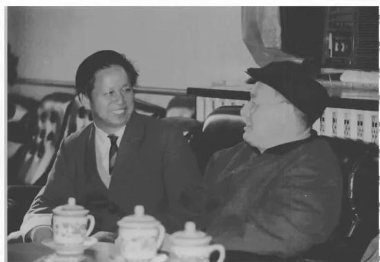 1988年11月，刘复之同志到广东省人民检察院视察工作，肖扬向刘复之汇报工作。