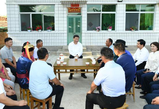  15日，习近平在赤峰市喀喇沁旗河南街道马鞍山村村民张国利家，同基层干部群众代表座谈交流。