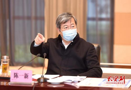 陈一新在座谈会上与校友楚商座谈。