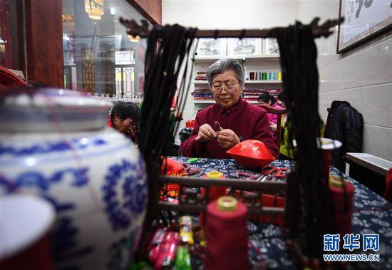 　　在江苏徐州潘安湖国家湿地公园内的香包工作室，徐州香包传承人王秀英在制作香包（2018年1月17日摄）。新华社记者 季春鹏 摄