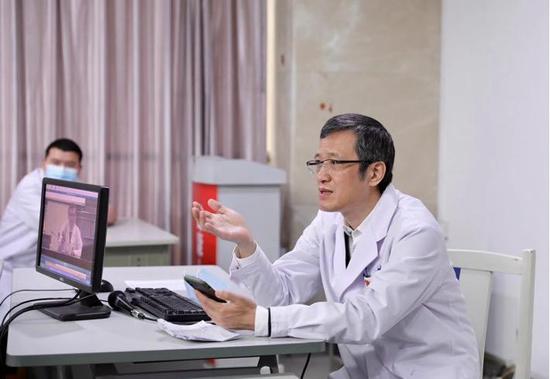 全国人大代表,江苏省肺移植中心主任,无锡市人民医院副院长陈静瑜.