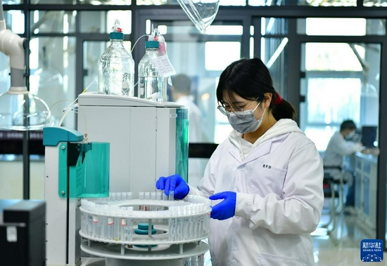研发分析人员在南开大学·沧州渤海新区绿色化工研究院分析测试中心工作（10月12日摄）。新华社记者 杨世尧 摄