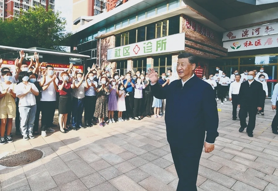  2021年8月24日下午，习近平在河北承德市高新区滨河社区考察。新华社记者 谢环驰摄