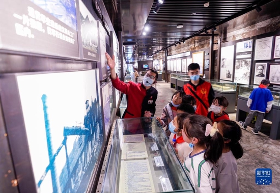 在重庆九龙坡区重庆建川博物馆，30名来自城口县的留守儿童、困难家庭青少年在共青团青年志愿者的陪伴下参观游览（2021年2月24日摄）。新华社记者 刘潺 摄