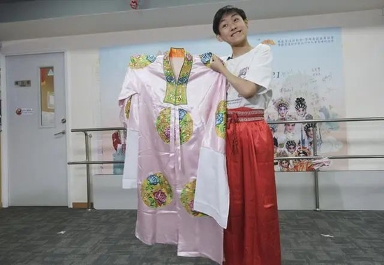 香港粤剧小演员利文喆展示当年给习近平总书记表演时穿的戏服（2022年5月29日摄）。  新华社记者 王申/摄