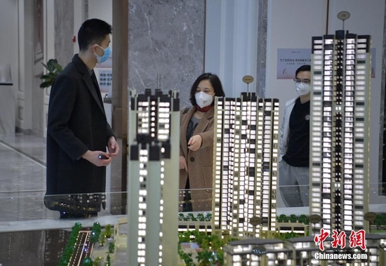 资料图：购房者在查看了解楼盘。购楼中新社记者 刘忠俊 摄