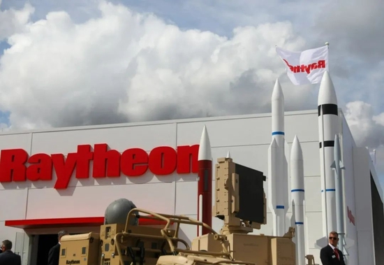 ·美国雷神公司在军火展上的展台。2023年2月，该公司被中国制裁。