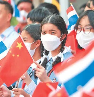 △11月17日,泰国民众挥舞中泰两国国旗。