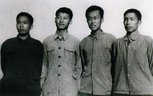 △1973年，习近平和北京知青在陕西延川县的合影。
