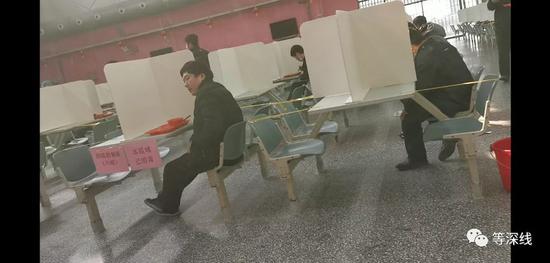 郑州富士康员工正在就餐。  《等深线》记者 蒋政 摄影