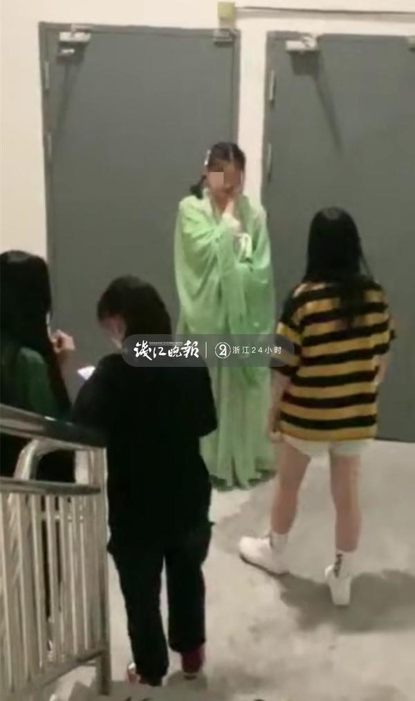当天晚上9时左右,小美来到一楼妈妈面前,状态却十分异常。