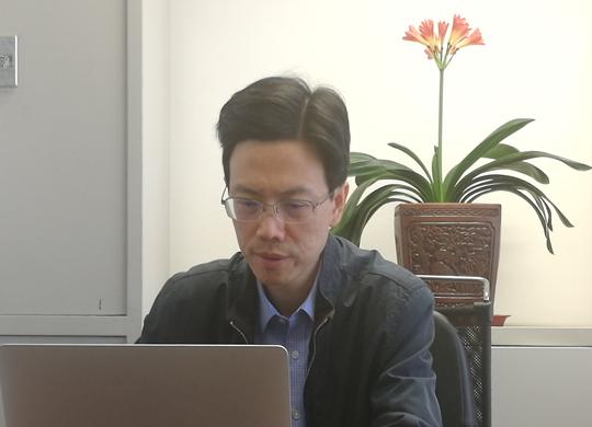 中国科学院软件研究所研究员连一峰在工作中