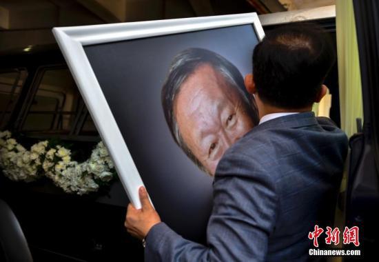 诺贝尔奖得主高锟举殡香港送别光纤之父图
