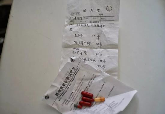 84岁保外就医被拒老太回家:当官的不叫我见生人 李淑贤的处方。新京报记者 王飞 摄