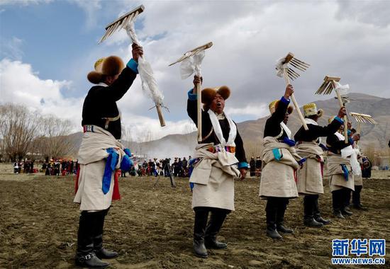 克松社区村民在参加春耕仪式（3月16日摄）。新华社记者 普布扎西 摄
