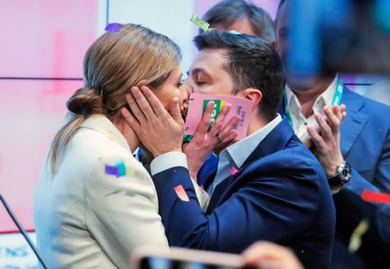 泽连斯基赢得乌克兰总统选举胜利后亲吻妻子（图源：俄罗斯卫星通讯社）