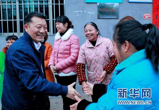 春节期间，廖俊波（左一）在政和县松源村慰问群众（2015年2月20日摄）。 新华社发（李左青摄）