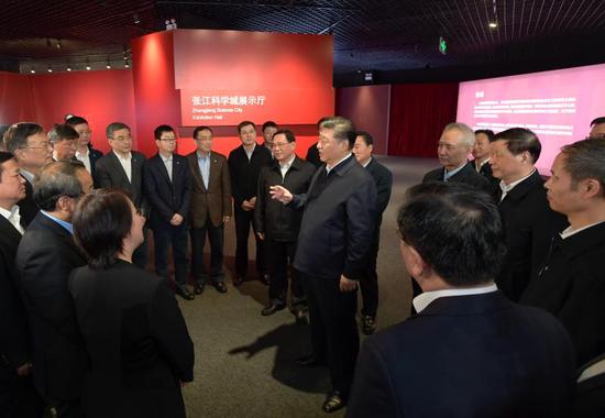 2018年11月6日下午，习近平在张江科学城展示厅考察时，同在场的科技工作者亲切交谈。