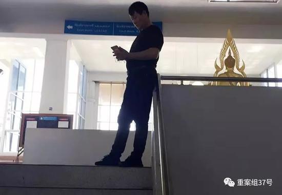 ▲庭审结束后,受害人父亲张仁俭回复家人朋友的问候。新京报“我们视频”供图