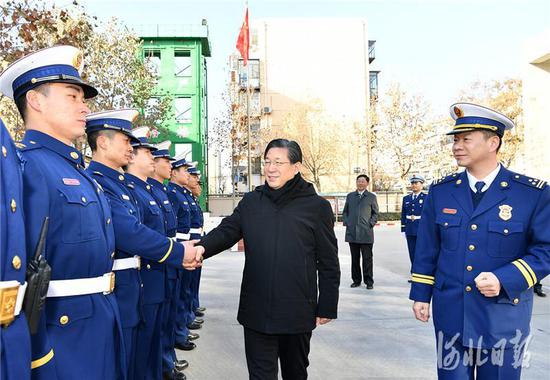 12月31日，省委书记、省人大常委会主任王东峰在石家庄调研检查，看望慰问一线工作者，代表省委、省政府，向大家表示衷心感谢，致以崇高敬意。这是王东峰在富强大街消防中队，考察执勤车辆和装备，了解2019年消防接警和处置情况。 河北日报客户端记者赵威摄