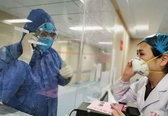 千里之外偶遇“战友” 她隔着玻璃窗举起一张纸