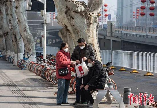  1月31日，武汉同济医院外的一家人。中青报·中青网记者  李峥苨/摄