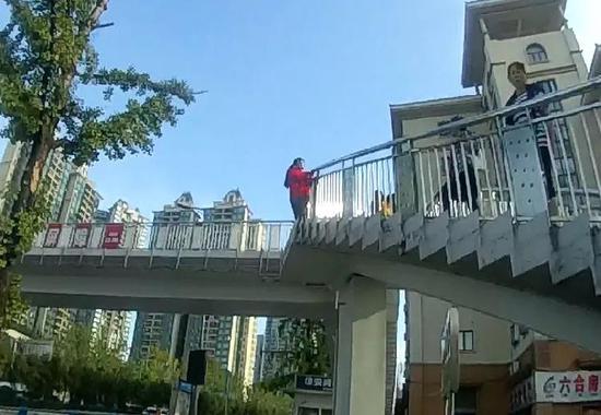 少女 红衣少女欲跳桥轻生 一群人冲了上去!